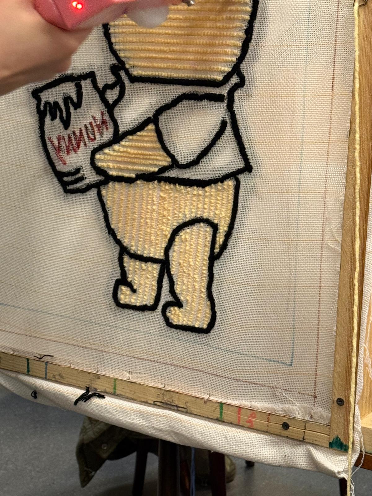 Motif d'ourson en cours de tuftage sur la toile