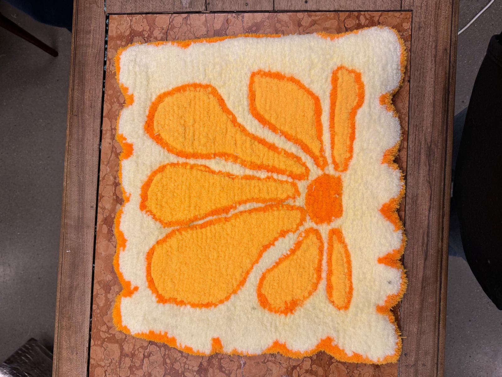 Tapis tufté à motif de fleur orange